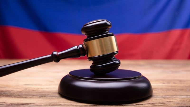 Сотрудник петербургского МФЦ подал иск о дискриминации на работе из-за внешности и религии