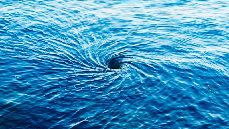 Воронка на воде