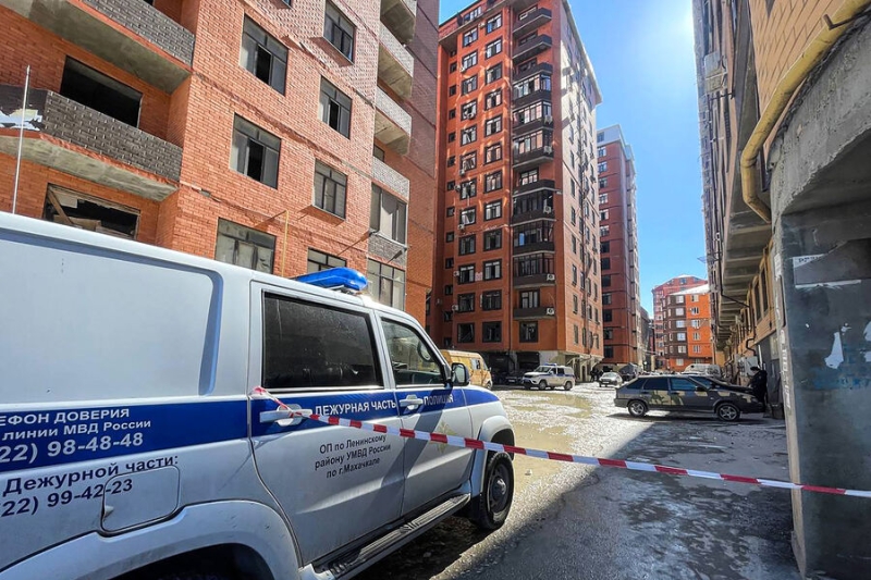 Спасатели начали разбор шатких конструкций после взрыва в доме в Махачкале