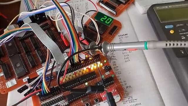 Старые микросхемы лучше новых. Из древних компонентов собран полноценный процессор, и он работает. Видео