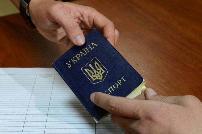 «Страна.ua»: украинским мужчинам рекомендовали отречься от гражданства