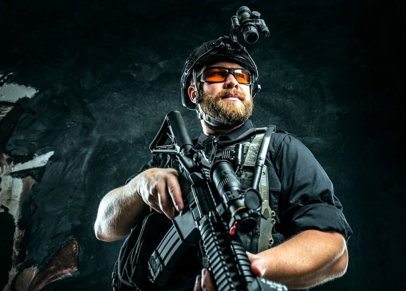 У хакеров новая тактика: жертв запугивают и вызывают им на дом спецназ