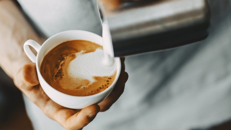 В кофе наливают молоко