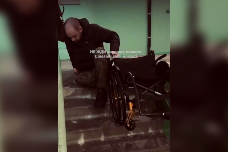 Участник СВО из Югры вынужден подниматься в подъезд ползком из-за отсутствия пандуса