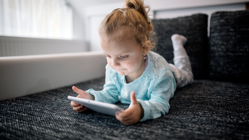 Ребенок играет с телефоном