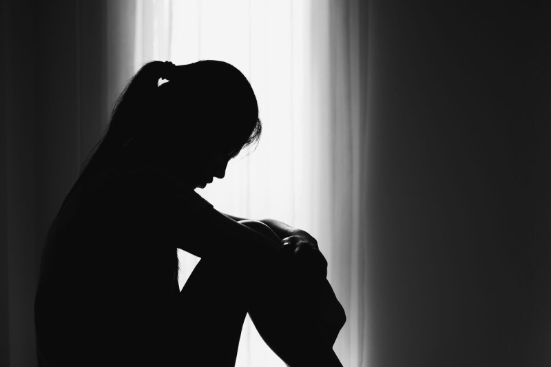 Украинец изнасиловал 12-летнюю девочку возле озера в Ленобласти