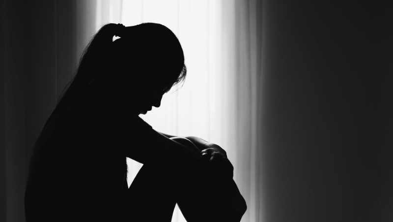 Украинец изнасиловал 12-летнюю девочку возле озера в Ленобласти