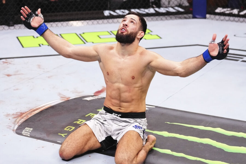 Уроженец Дагестана нанес третье поражение подряд легенде UFC