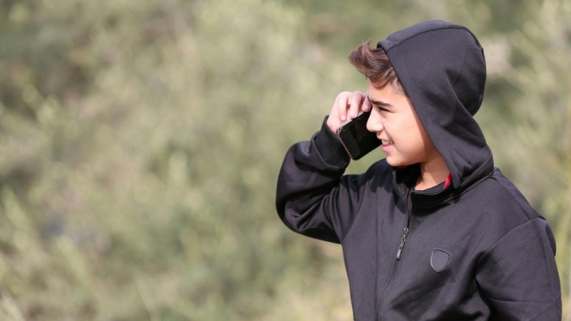 Подросток со смартфоном