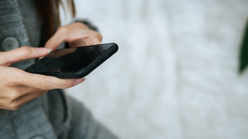 смартфон в руке