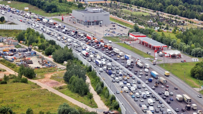 Автомобильное движение в районе 52 километра московской кольцевой автомобильной дороги (МКАД)