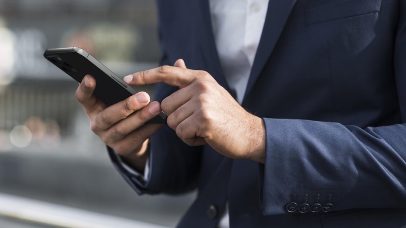 смартфон в руке