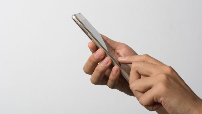 смартфон в руке