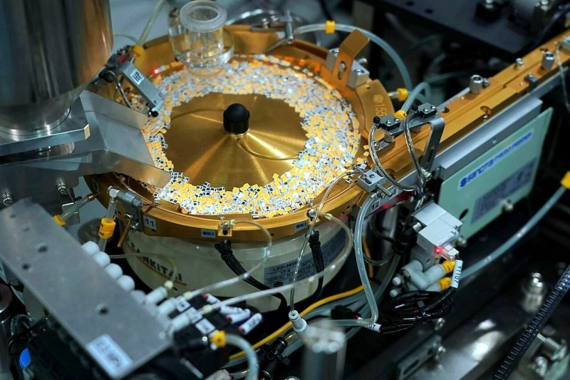 В России создан «самый мощный» отечественный светодиод. Он умещается на мизинце