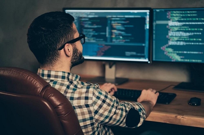 В стане программистов зреет революция. Разработчики готовятся сбросить Python с первого места в мире по популярности