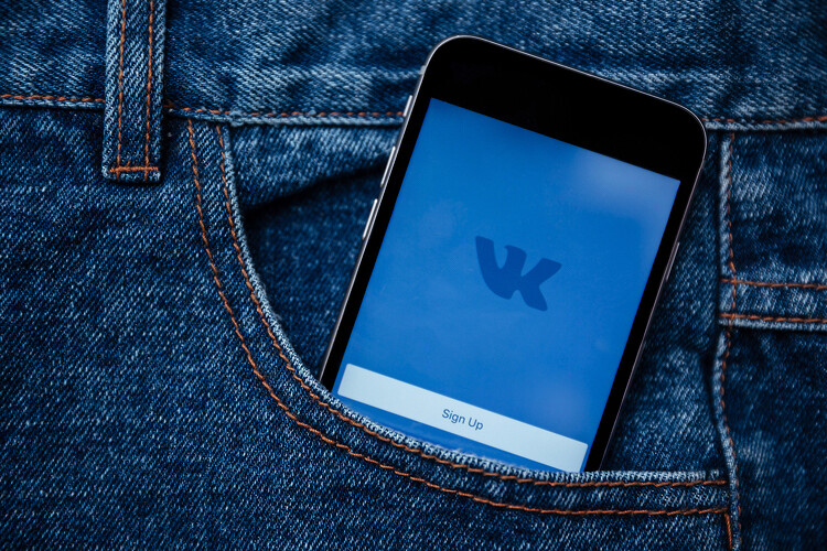 VK на тропе войны. С Apple через суд сдерут сотни миллионов за удаление «Вконтакте» и «Макса» с iPhone