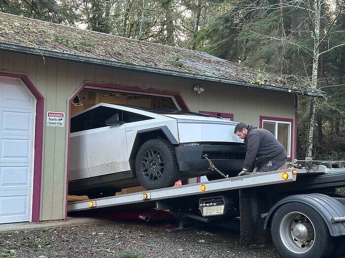 Владельцы Tesla Cybertruck: После обновления ПО машина стала неуправляемой