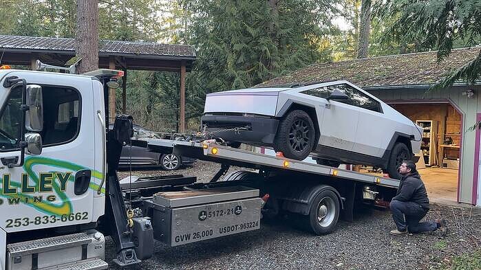 Владельцы Tesla Cybertruck: После обновления ПО машина стала неуправляемой