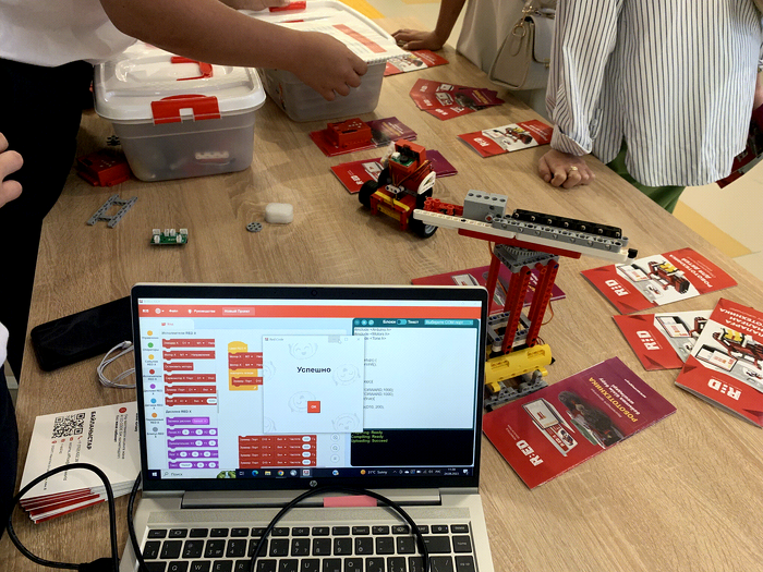 Власти запретят школам и вузам покупать зарубежных роботов