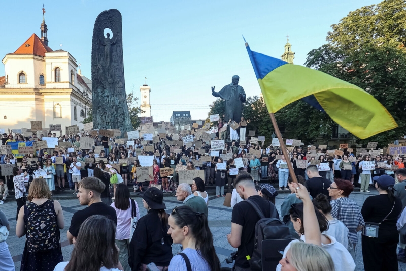 В 10 городах Украины проходят митинги против закона Зеленского о НАБУ