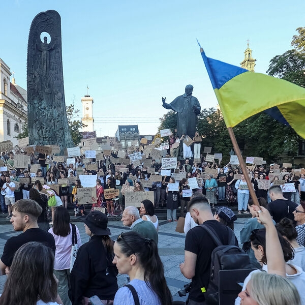 В 10 городах Украины проходят митинги против закона Зеленского о НАБУ