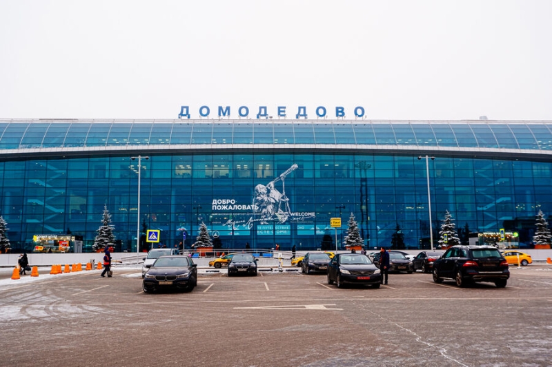 В Домодедово прекратили принимать и отправлять рейсы