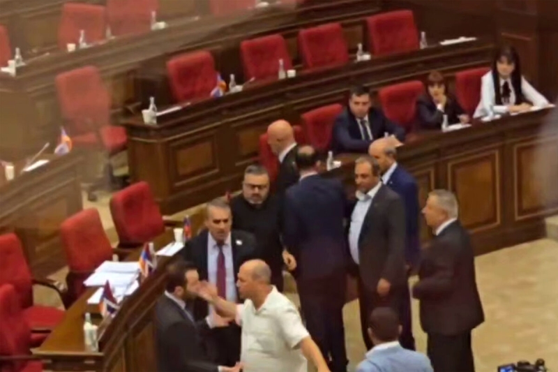 В парламенте Армении возникла перепалка