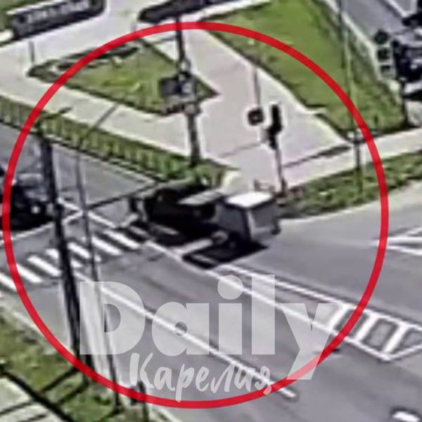 В Петрозаводске пикап влетел в толпу пешеходов, и это попало на видео