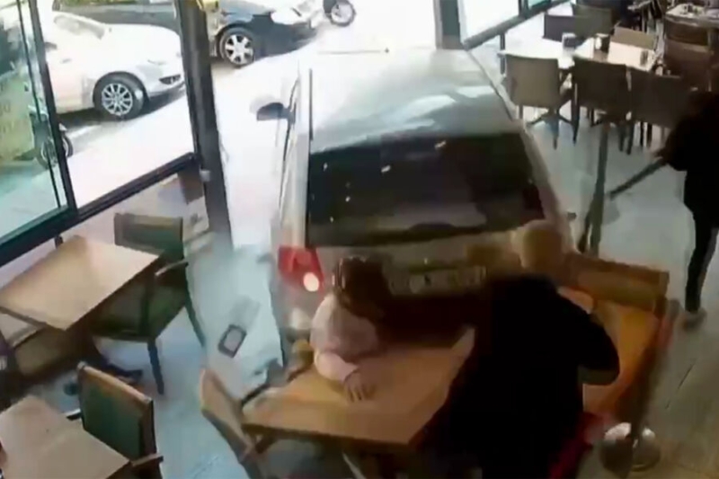 В Турции на видео попало, как 84-летний водитель разнес кафе на автомобиле
