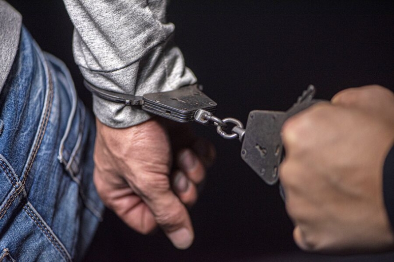 В Воронеже двое в балаклавах ограбили магазин, угрожая ножом кассиру