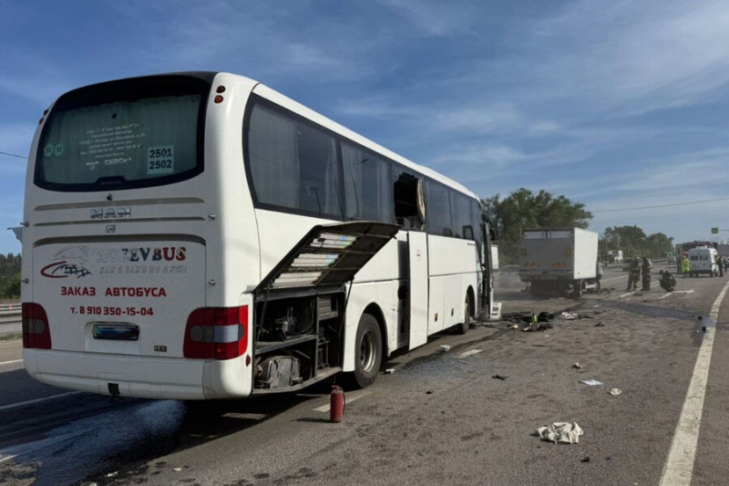 В Воронежской области автобус врезался в большегруз, пострадали 14 человек