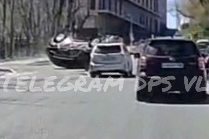 Во Владивостоке Lexus перевернулся после кульбита на проезжей части и попал на видео
