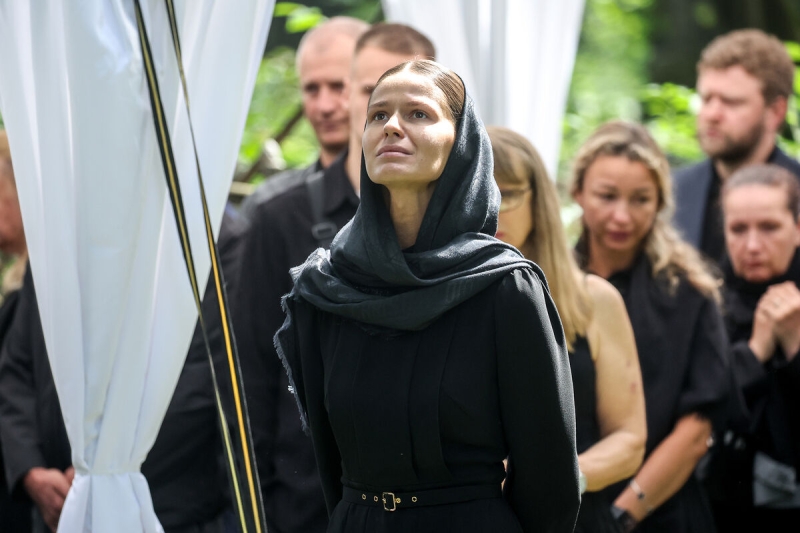 Возлюбленная экс-министра Старовойта пришла не его похороны в сопровождении охраны