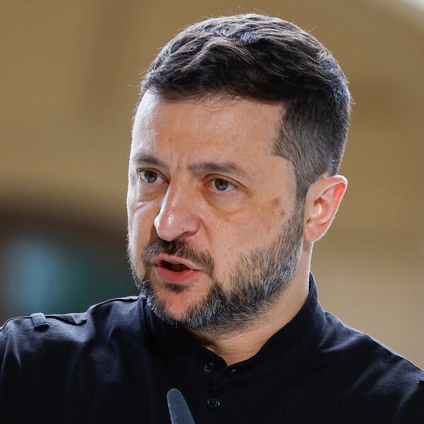 Зеленский предупредил сопартийцев о трудных решениях